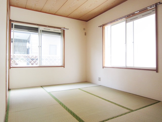 Living and room. Window even dihedral is ventilation is also good.