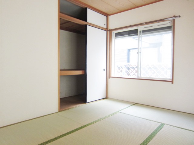 Living and room. What rumbling how in a bright Japanese-style room.