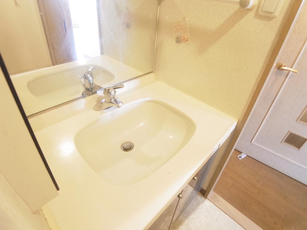 Wash basin, toilet. Indoor (12 May 2013) Shooting