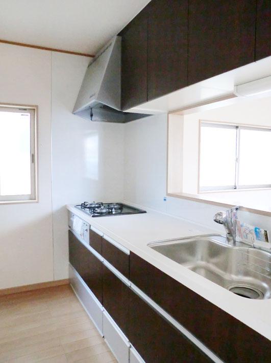 Kitchen. 1 Building Local (10 May 2013), a large kitchen with good shooting usability, It has excellent storage capacity! 