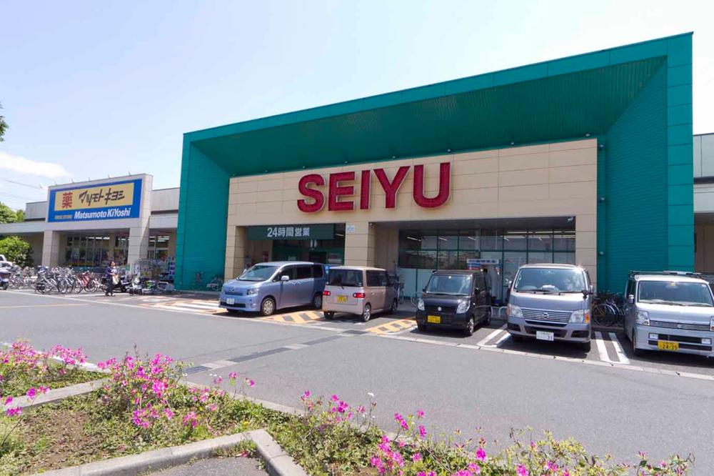Supermarket. 720m until Seiyu Kawaguchi Red Mount store