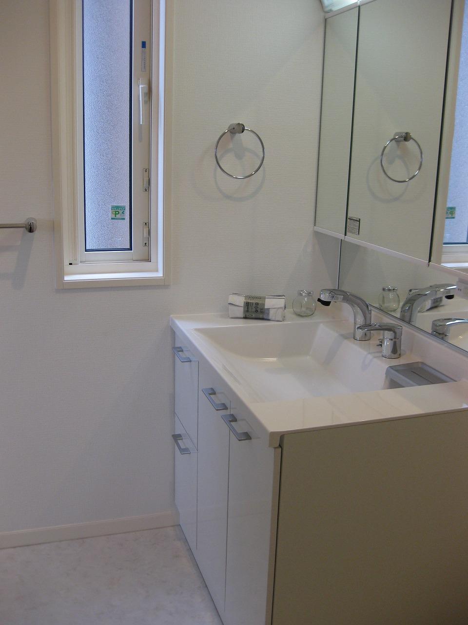 Wash basin, toilet.  ・ Vanity with cleanliness.  ・ Because there is on the second floor, Especially in the morning is very convenient.  ・ Building 2 (July 2013) Shooting