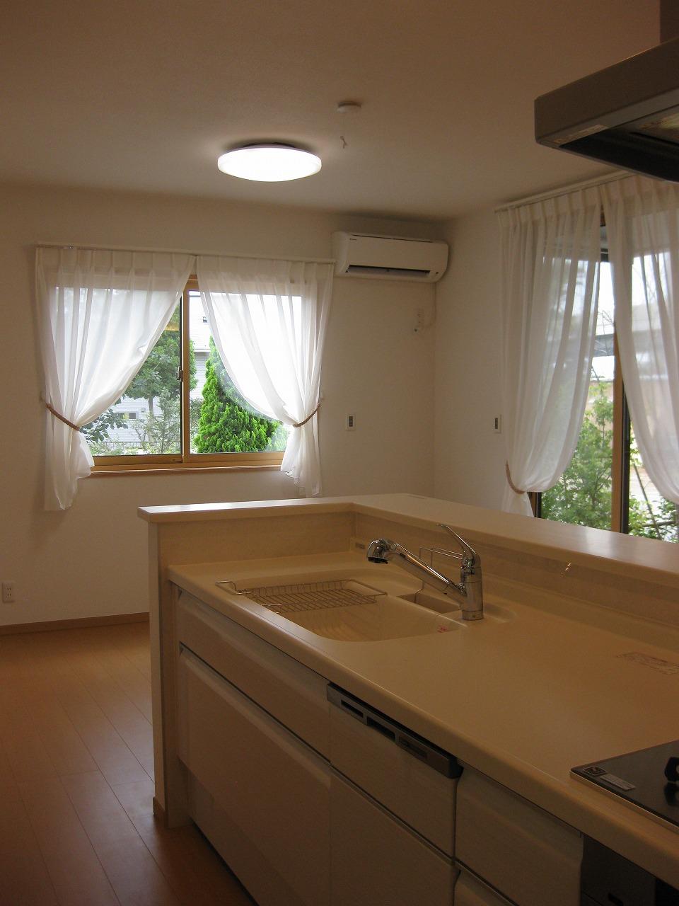 Kitchen.  ・ High openness face-to-face kitchen.  ・ Also impetus conversation of children.  ・ 5 Building (July 2013) Shooting