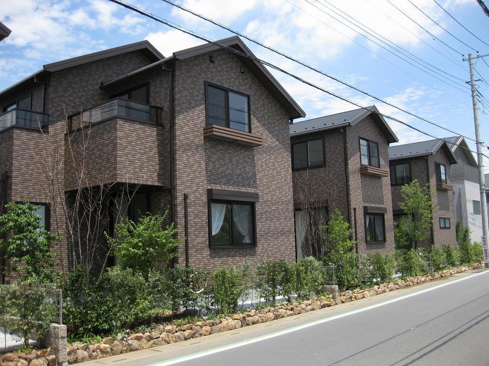 Local photos, including front road. Imposing completed! ! Rooftops of all sections outer wall fully tiled (2013 July) shooting