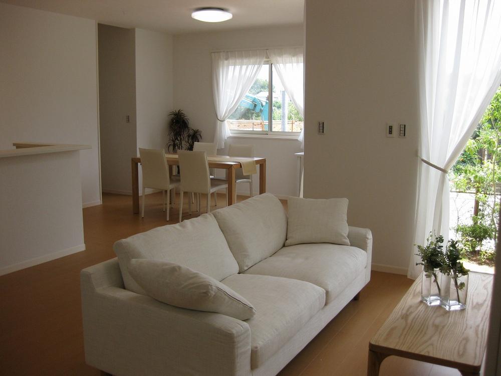 Living.  ・ Living will feel relaxed.  ・ 5 Building (July 2013) Shooting