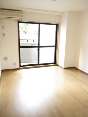 Living and room. Bright grain of the flooring is also coordinated with the furniture is ◎