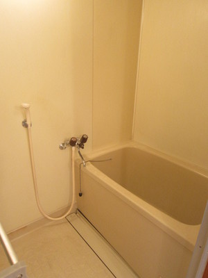 Bath. This bath, which is stuck loose