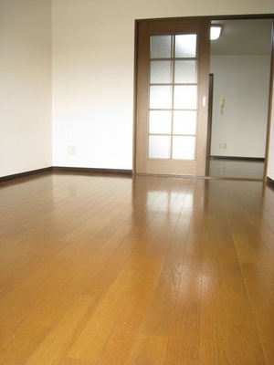 Living and room. Western-style facing the balcony