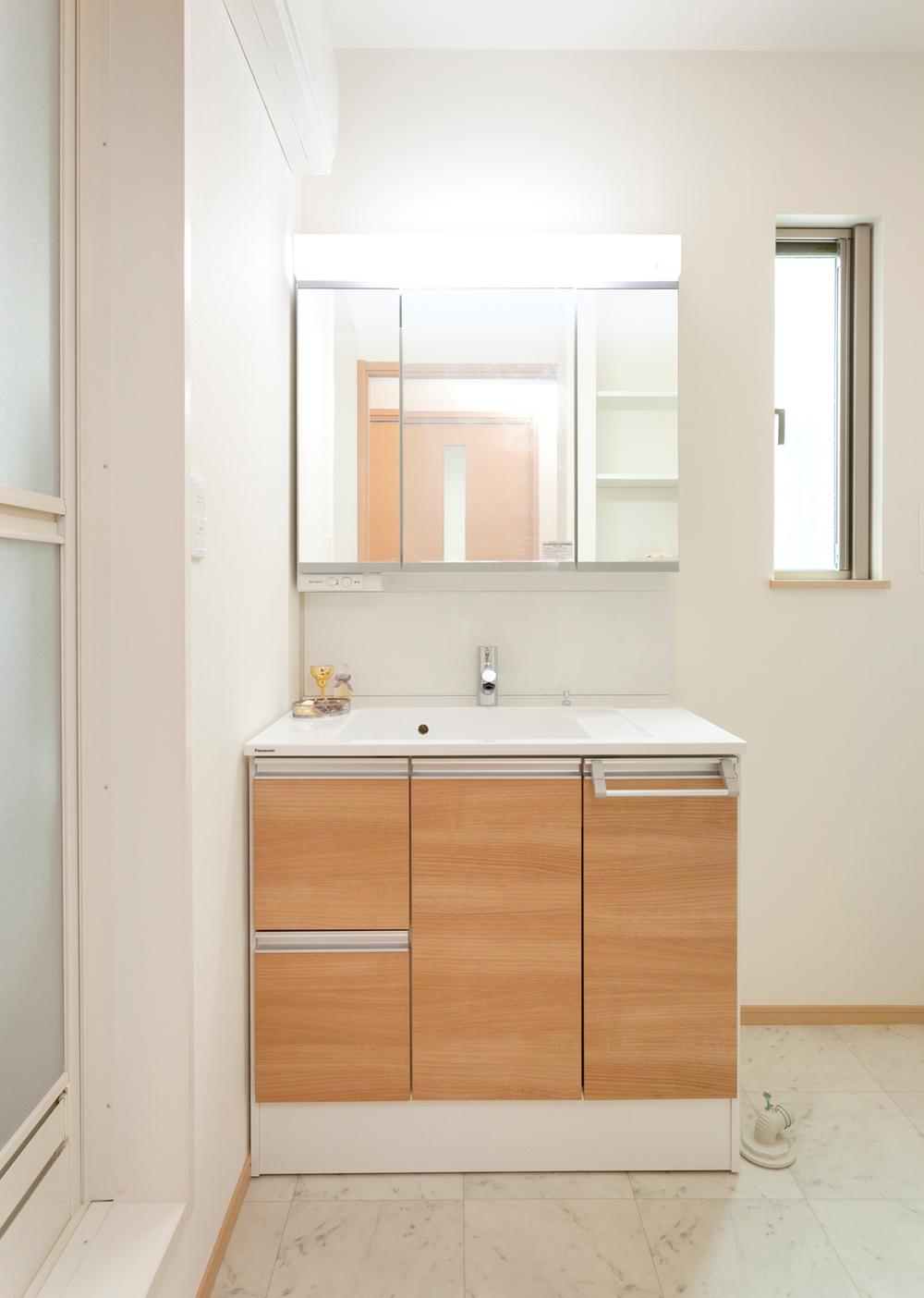 Wash basin, toilet. Building 2 model building (October 2013) Shooting