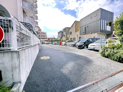 Other. 10m to the parking lot (Other)