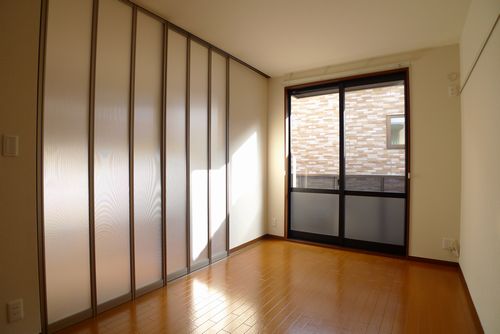 Living and room. When closed the Western-style 6.1 quire screen