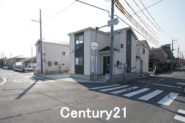 Local photos, including front road. 11 / 18 shooting