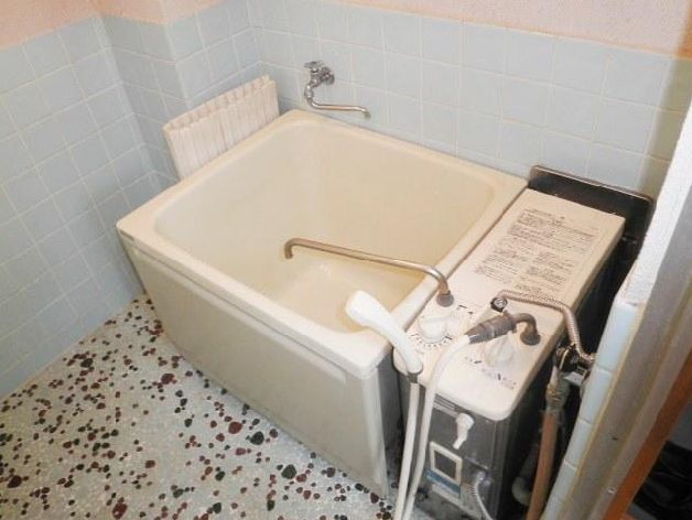 Bath. Also available rooms Reheating.