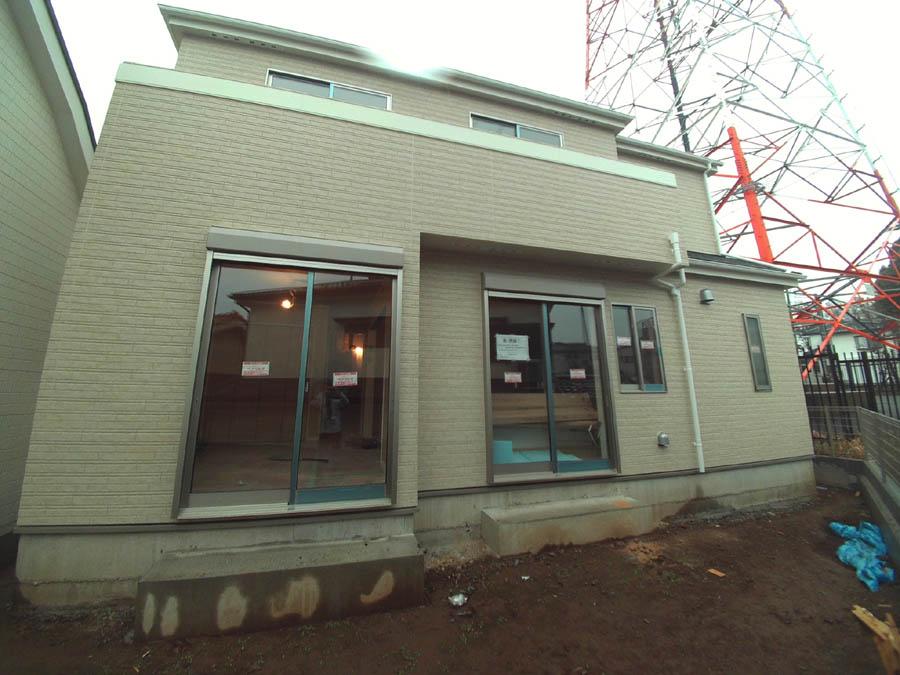 Local photos, including front road. We offer the same use the finished model house of this property. Please feel free to contact us.