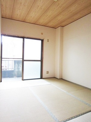 Living and room. There are six Pledge Japanese-style room