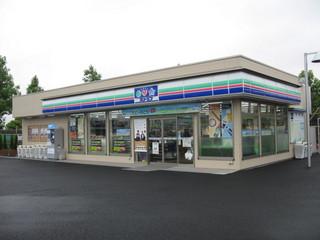 Convenience store. Three F Araijuku until Station shop 758m
