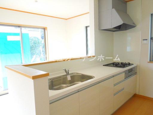 Kitchen. Station 11 minutes' walk ・ Day boast of a prime location in the popular counter kitchen corner lot two car space possible is the home of shopping facilities enhance the attractive southeast corner lot