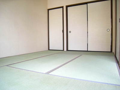 Living and room. Japanese-style room with a closet half between 1