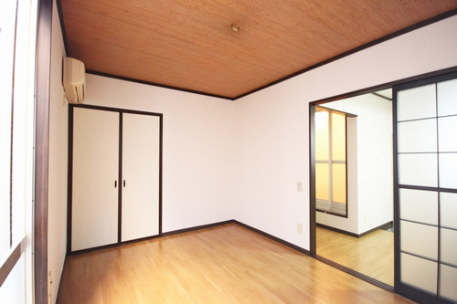 Other room space.  ※ Another room is taken between similar