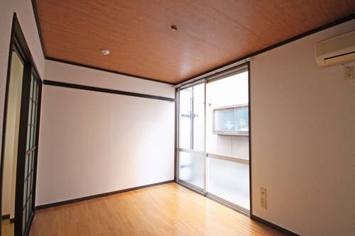 Balcony.  ※ Another room is taken between similar