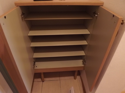 Entrance. ☆ Cupboard