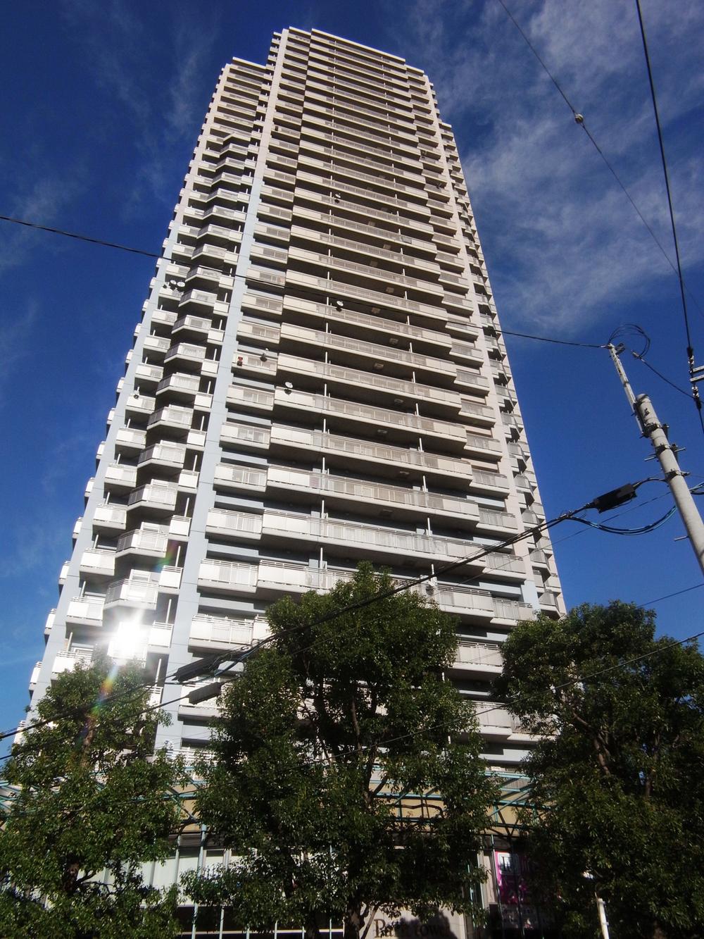 Local appearance photo. Total units 222 units of condominiums appearance (October 2013) Shooting