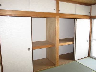 Living and room. Closet between 2 + 6 tatami Japanese-style room with upper closet