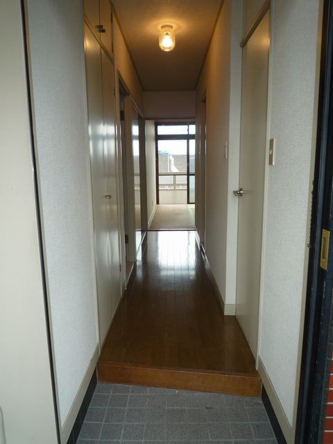 Entrance. It is good that there is a entrance corridor.