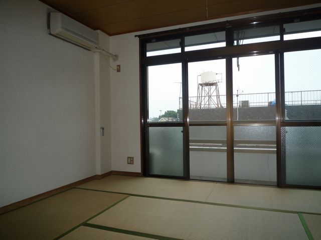 Living and room. Air conditioning is service.