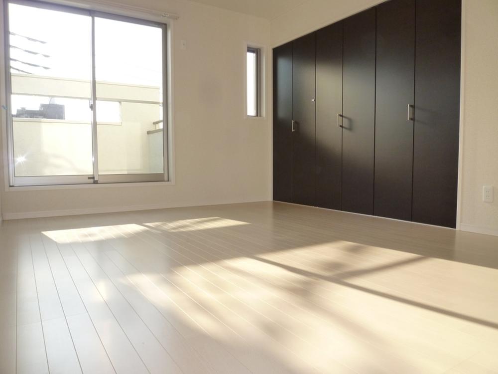 Non-living room.  [Our construction cases] The main bedroom is 7.5 quires of room. 