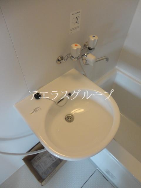 Washroom. Washbasin easy-to-use