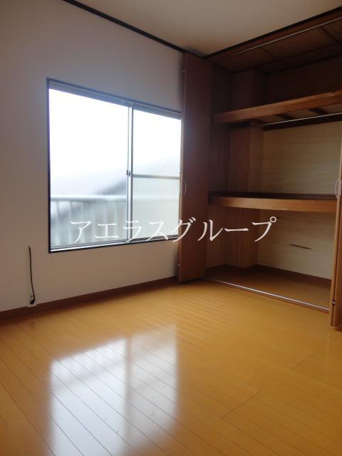 Living and room. Bright rooms with with storage window