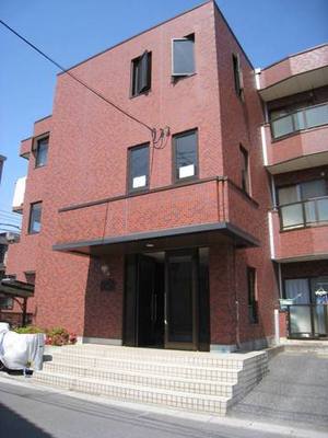 Entrance. There is parking on site!