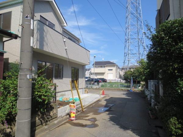 Local photos, including front road. It is safe to traffic less