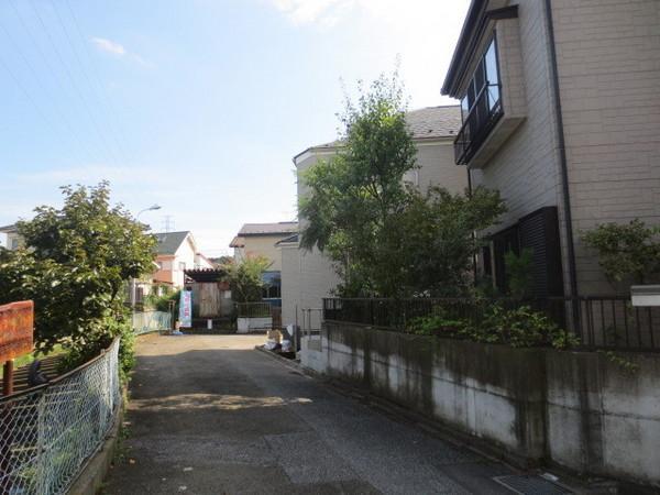 Local photos, including front road. Feel free to have your voice only please