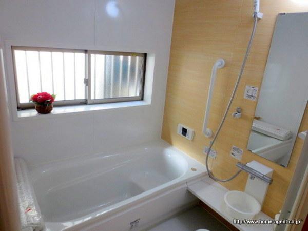 Bathroom. Loose extensible bath feet