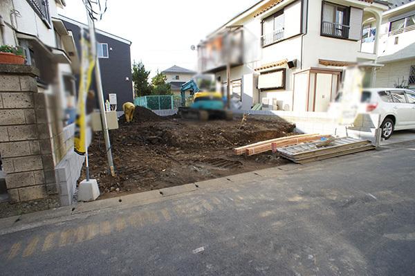 Local photos, including front road. Close to feel the transitory season, Lush quiet residential area 2013 / 11 / 27 shooting