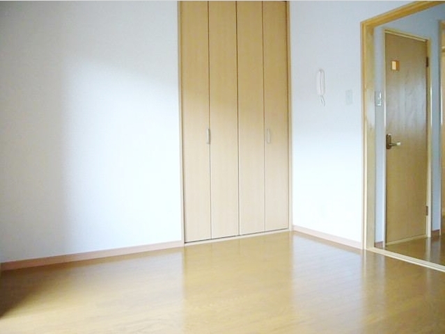 Living and room. It is a bright room is good. 