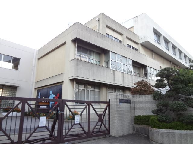 Convenience store. 650m to Seven-Eleven (convenience store)