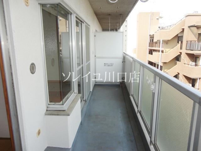 Balcony. Comfortable space to hang out the laundry