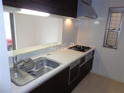 Kitchen. With face-to-face kitchen built-in dishwasher the conversation is lively