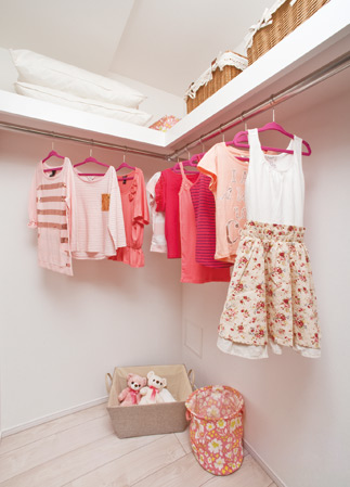 Receipt.  [All Western-style walk-in closet] Western-style housing in other than the main bedroom is closet is common, <Grobel The ・ Garden In Kawaguchi>, Set up a walk-in closet for all of Western-style. Walk-in closet, which was up the capacity at the top shelf and hanger pipe, It is also clean and can organize wardrobe to suit the season.  ※ Some types are closet Japanese-style room