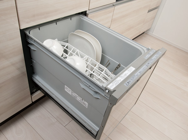 Kitchen.  [Dish washing and drying machine] Equipped with a dishwasher that about 5 servings of dishes is washable in the kitchen. Cleaning ability in addition to the water-saving features that reduce the amount of water used as it is, Adapt to the kitchen also point slim design. Of course, the improvement of the design and economy, Reduce the burden of housework is happy equipment the time is Fuyaseru for yourself.