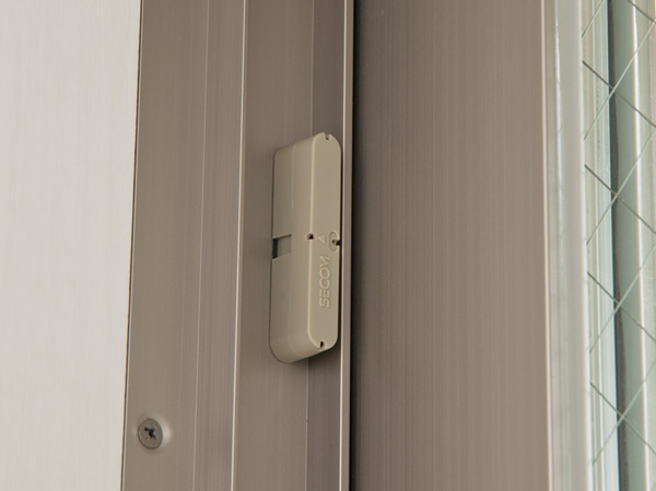 Security.  [Security sensors] When the window is open during the start-up of the security sensors, Abnormal signal to the security company along with the alarm will be sent.  ※ Surface gridded windows except