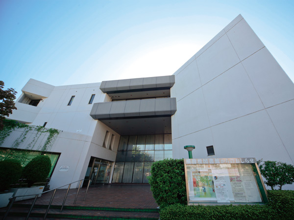 Surrounding environment. Yokozone library (about 580m ・ An 8-minute walk)