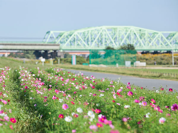 Surrounding environment. Arakawa river (about 980m ・ Walk 13 minutes)