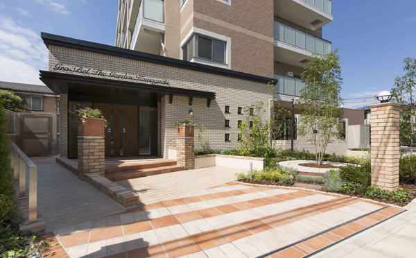 Buildings and facilities. "Grobel The ・ In Garden Kawaguchi ", By all households south-facing land plan has secured a comfortable habitability blessed with sunshine. (Entrance approach) ※ 2013 September shooting