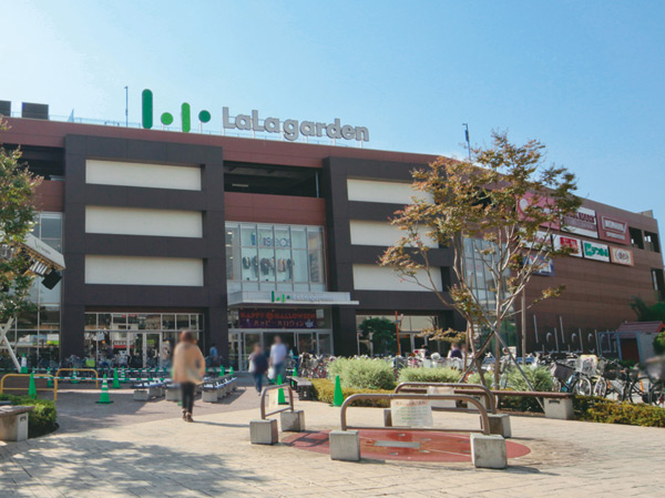 Surrounding environment. Walk from the local 3 minutes, At a distance of about 210m, "Lara Garden Kawaguchi" is, Clothing ・ Groceries from miscellaneous goods, To amusement, Large shopping mall that gather more than 90 shops. Of course, every day of shopping, Family is everyone within walking convenient large-scale commercial facilities are also weekend.
