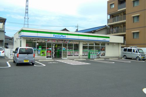 Convenience store. FamilyMart Kawaguchi Tozukahigashi store up (convenience store) 52m