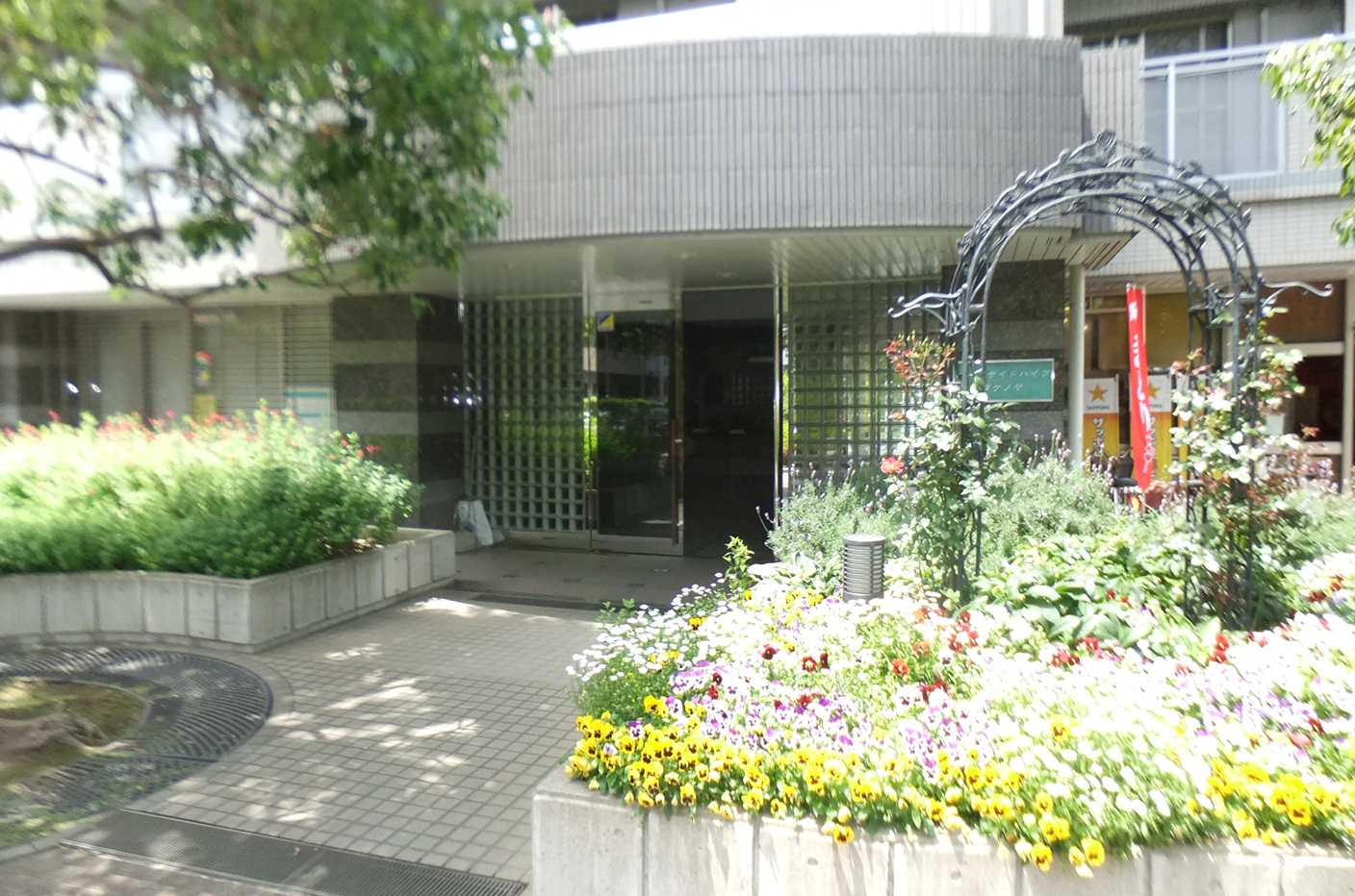 Entrance. Building manager office ・ Auto-lock equipped